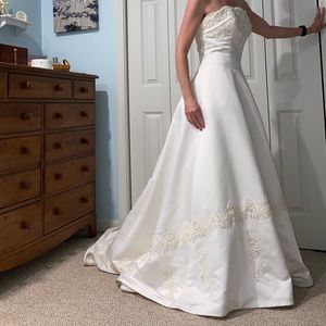 Emme Bridal Strapless Wedding Gown Dress 8 Beaded With FLAWS Unsure if Altered